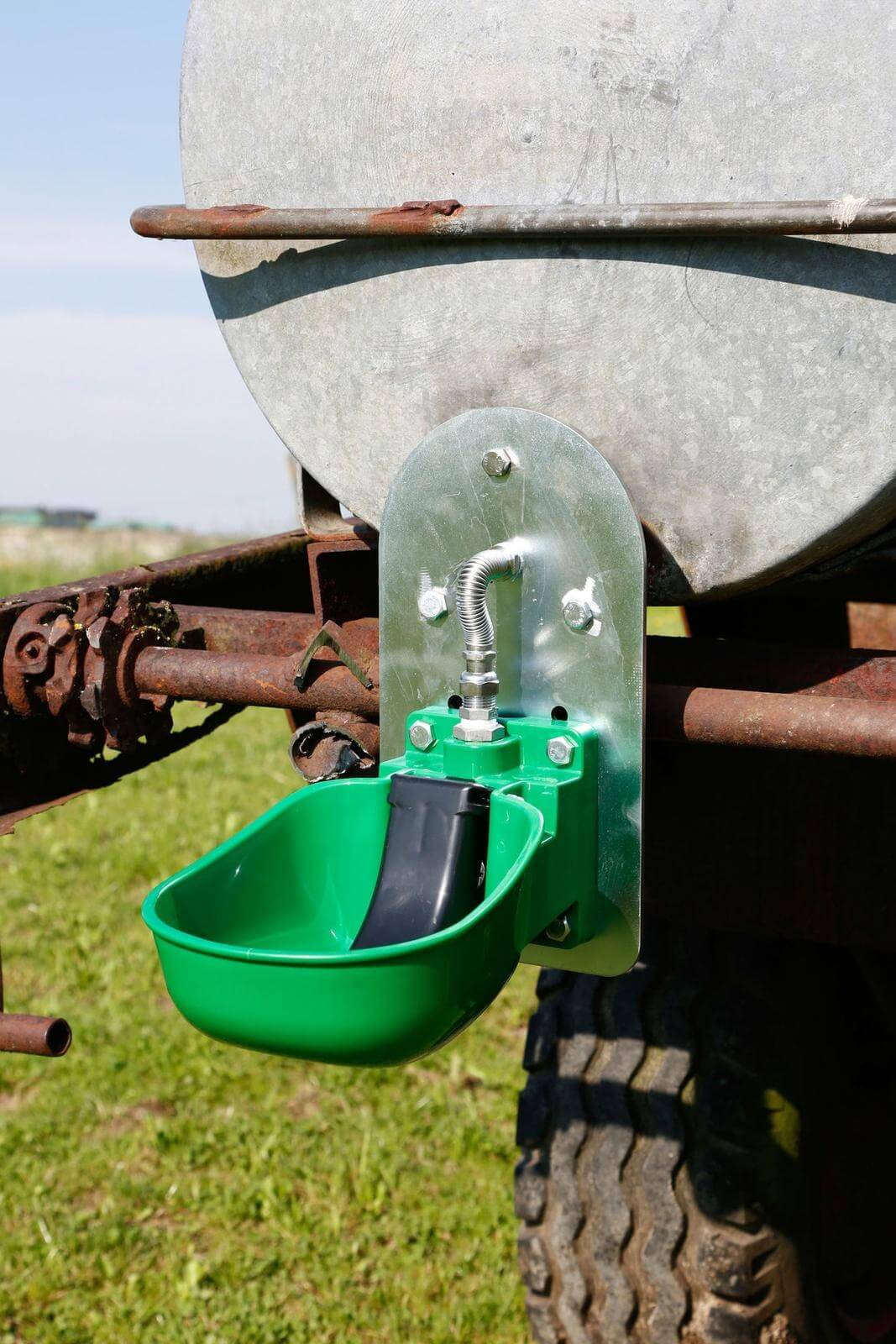 KERBL Tränkebecken KN50 für Wasserfass, Grün, am Wasserfass montiert.