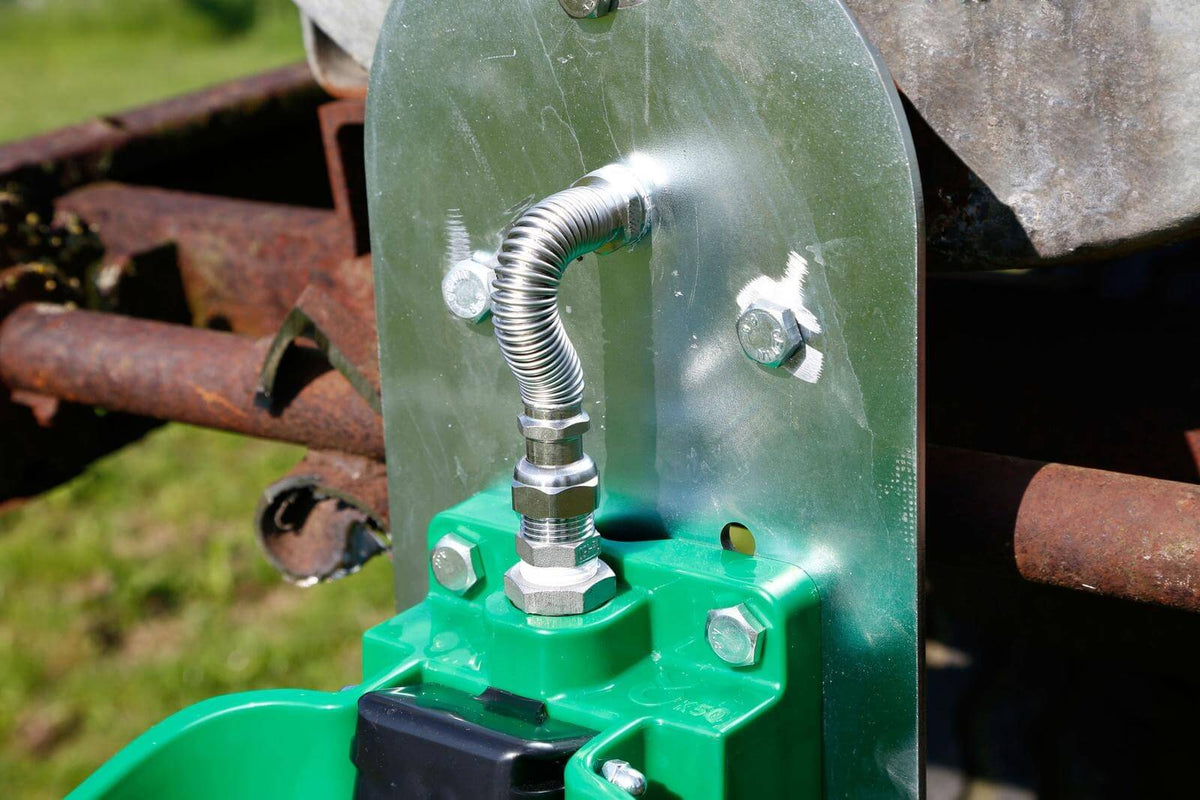 KERBL Tränkebecken KN50 für Wasserfass, Grün, Detailaufnahme an einem Wasserfass.