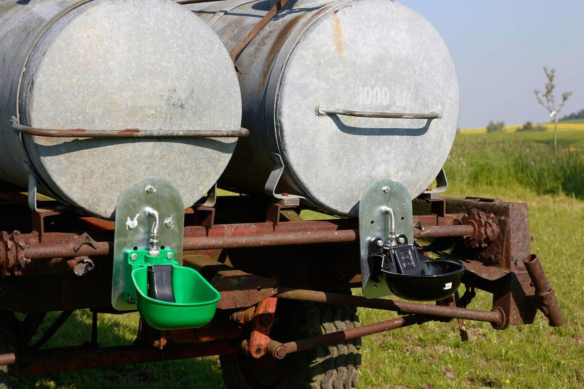 KERBL Tränkebecken KN50 für Wasserfass, mehrere Farbvarianten, Detailaufnahme am Wasserfass.