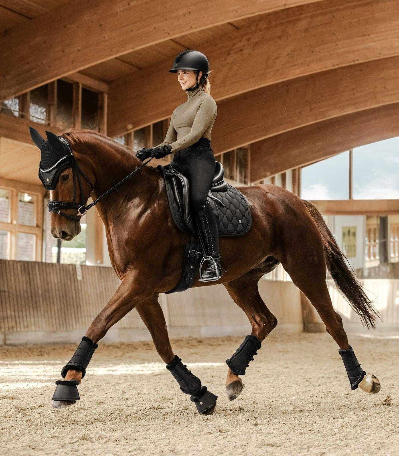 Waldhausen Schabracke Phoenix, Schwarz, Reiterin auf Pferd in der Reithalle.