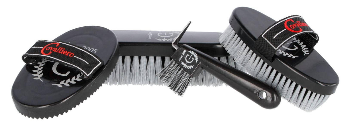 Covalliero Putzbeutel Putztasche, Schwarz, Produktset mit Bürsten und Striegeln auf weißem Hintergrund.