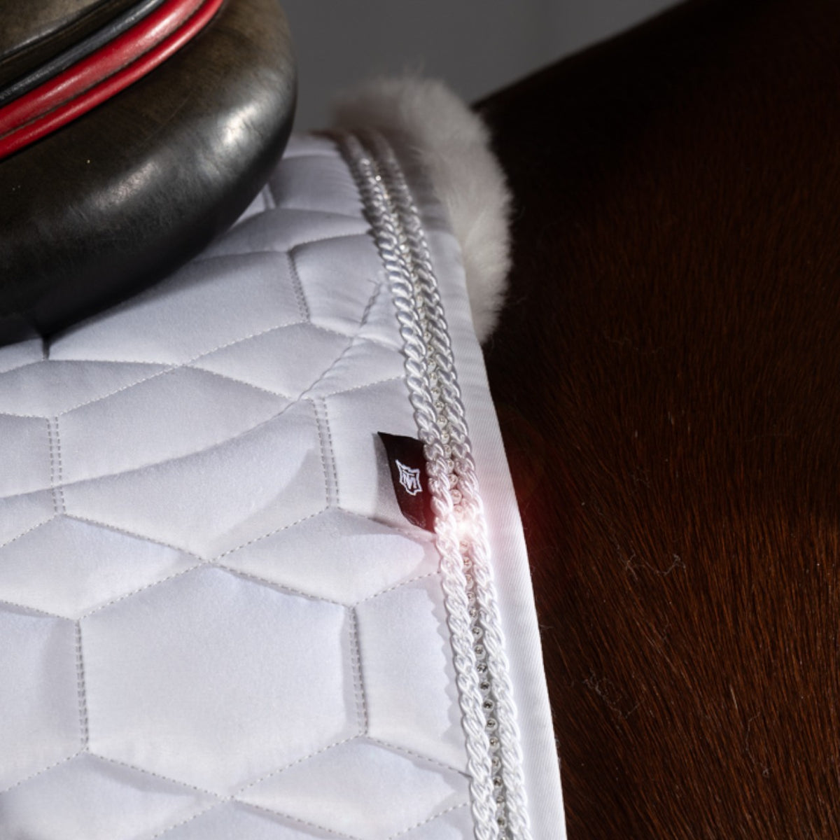Dressurschabracke Konfiguration Weiß Crystal Glanz Turnierschabracke, Weiß, Detailaufnahme am Pferd.