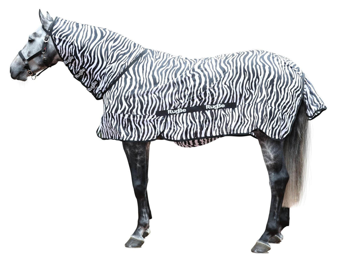 Fliegendecke RugBe Zebra mit Halsteil, mehrfarbig, Pferd trägt Decke im Zebra-Look.