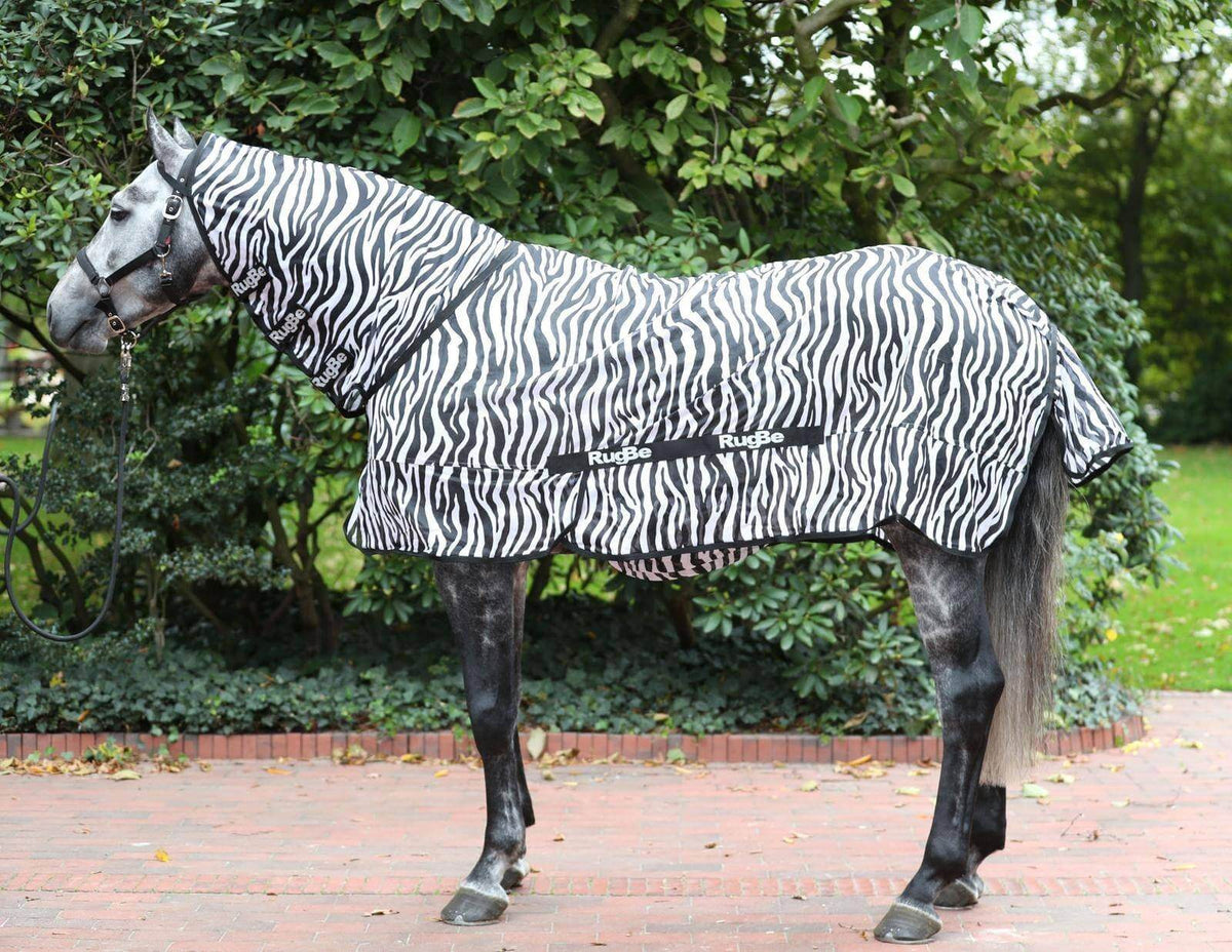 Fliegendecke RugBe Zebra mit Halsteil, Schwarz-Weiß, Pferd trägt die Decke im Freien.
