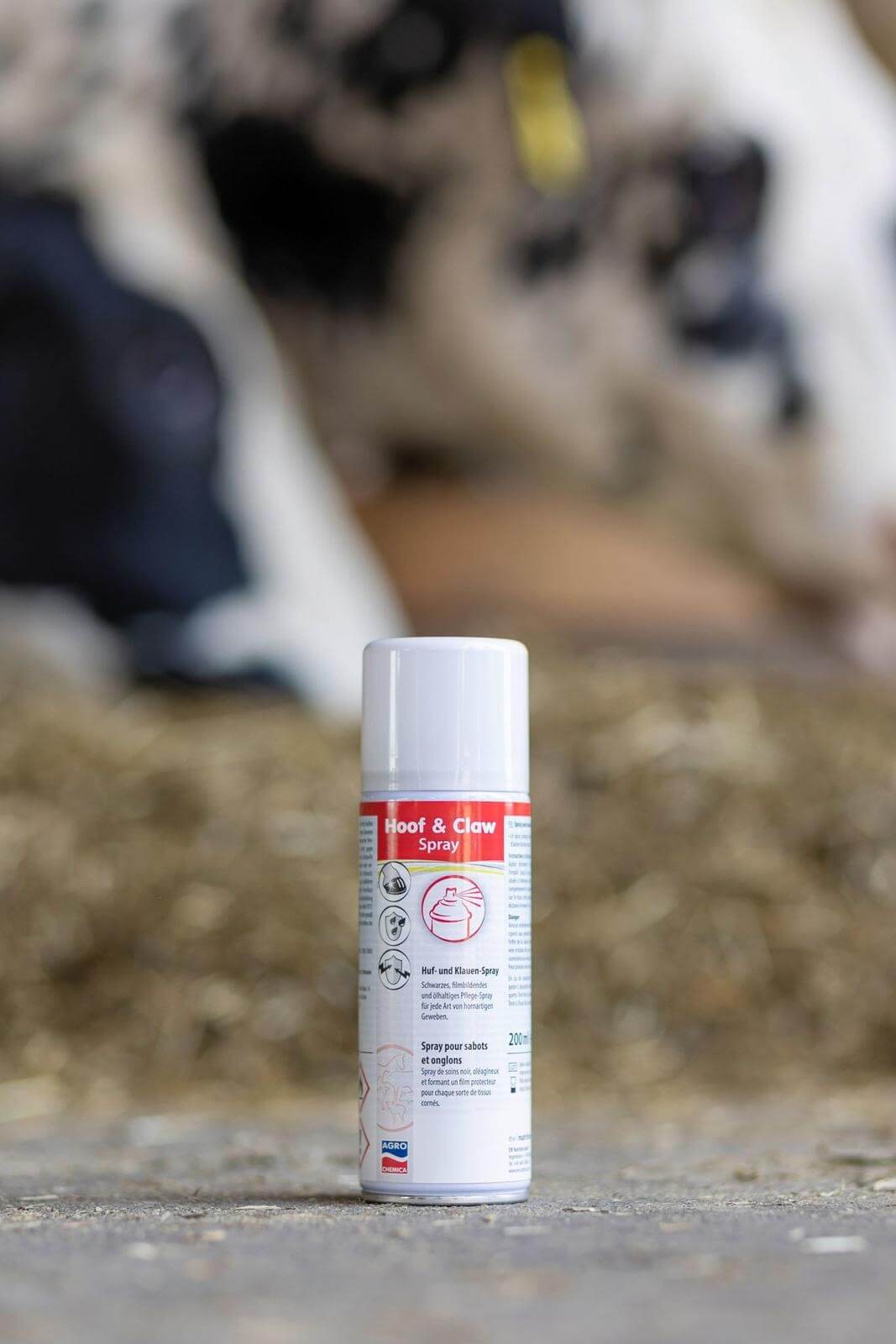 KERBL Huf- und Klauenspray Hoof & Claw Spray Pflegespray, 200 ml, Produkt allein auf dem Boden im Stall.
