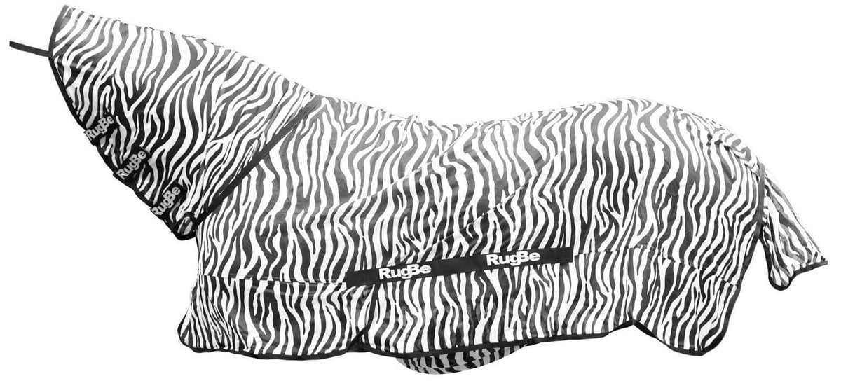 Fliegendecke RugBe Zebra mit Halsteil, Schwarz-Weiß, Pferd mit Fliegendecke auf weißem Hintergrund.