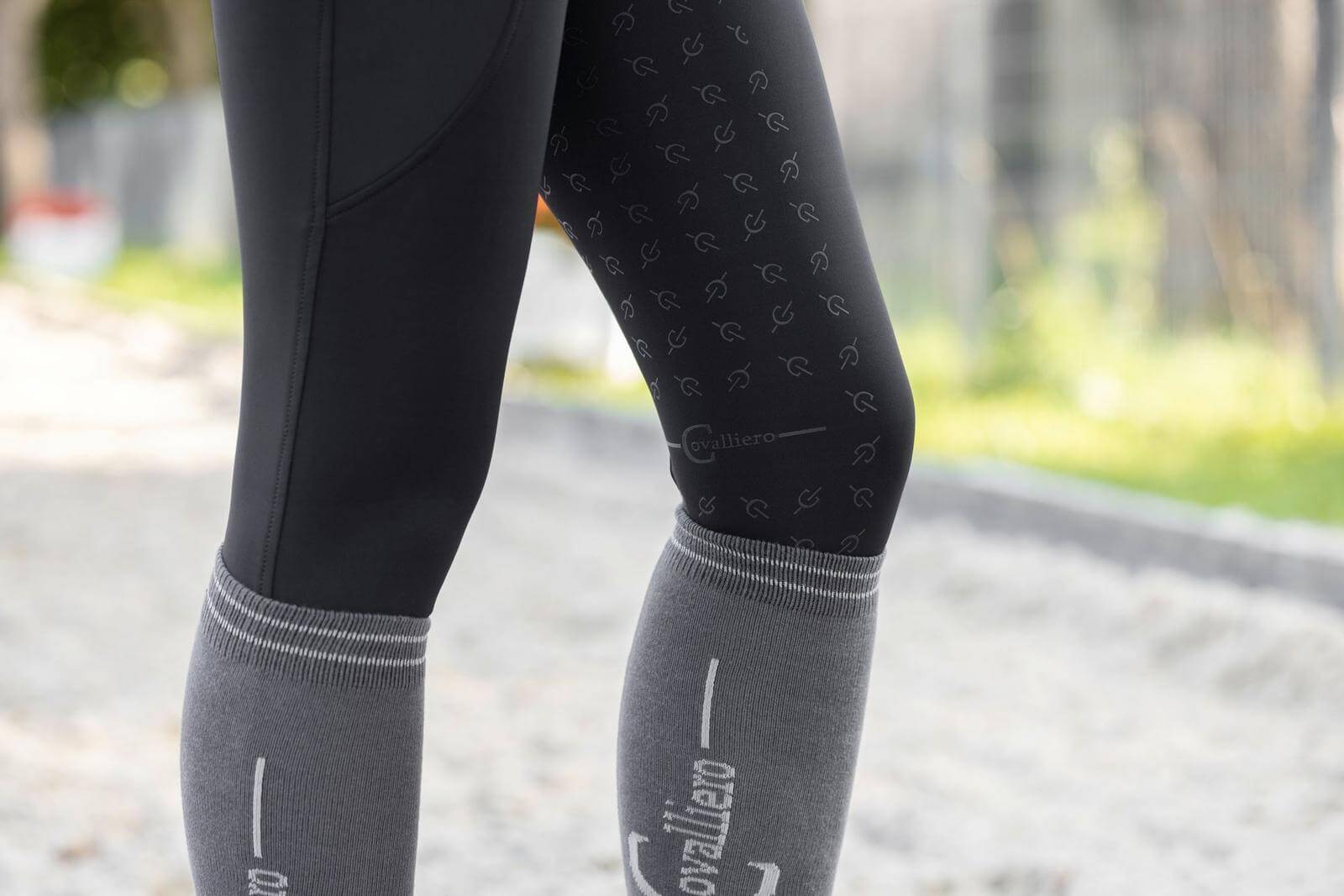 Covalliero Reitleggings Damen Full-Grip HighWaist Damenreitleggings Vollbesatz, Schwarz, Detailaufnahme getragen.