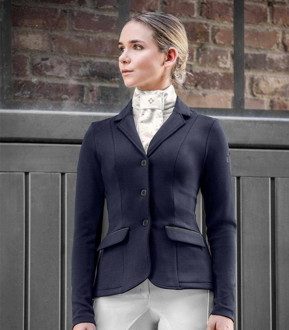 Turnierjacket Lina Kinder, Dunkelblau, an Person getragen.