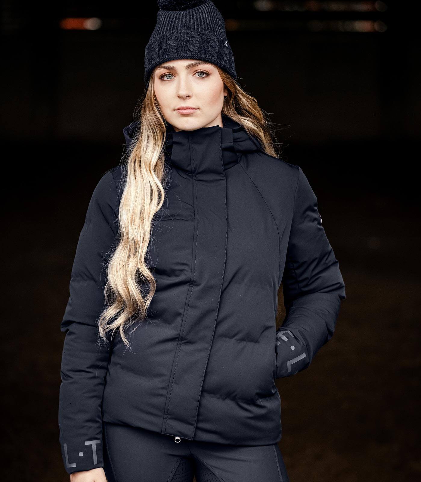 Reitjacke Damen Performance Ohio Jacke, Schwarz, Person trägt die Jacke.
