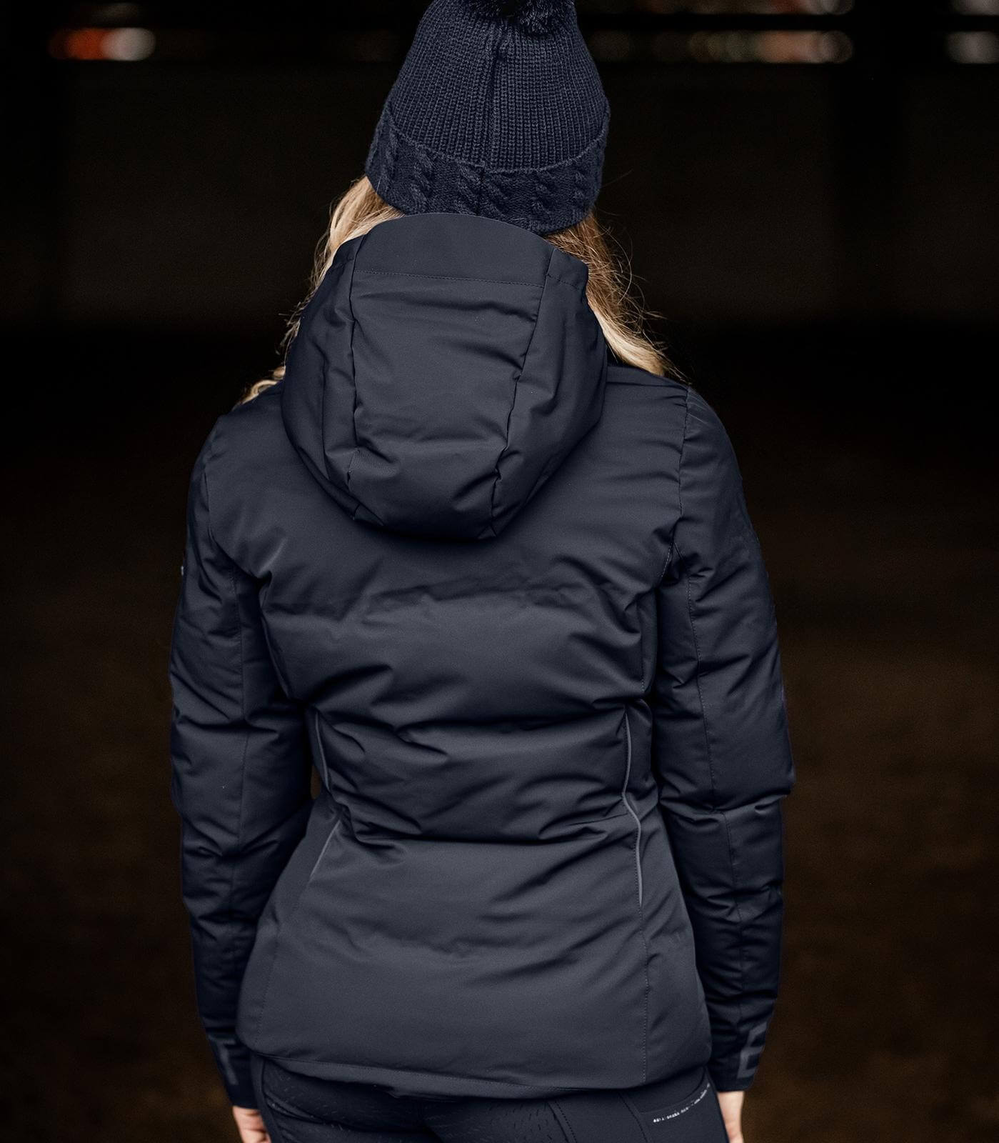 E.L.T Reitjacke Damen Performance Ohio Jacke, Dunkelblau, Person trägt die Jacke von hinten.