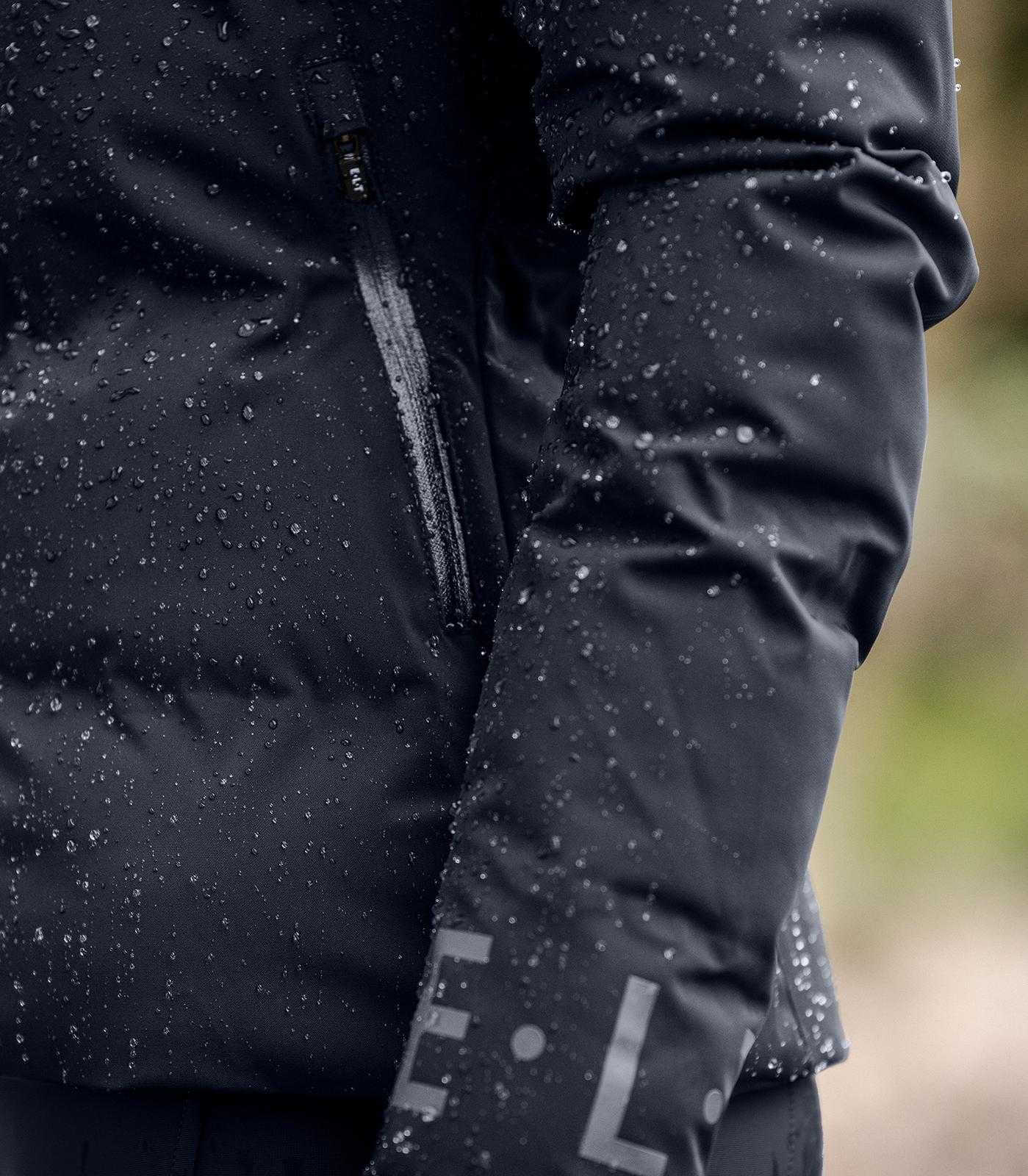 E.L.T Reitjacke Damen Performance Ohio Jacke, Schwarz, Detailaufnahme der Jacke im Regen.