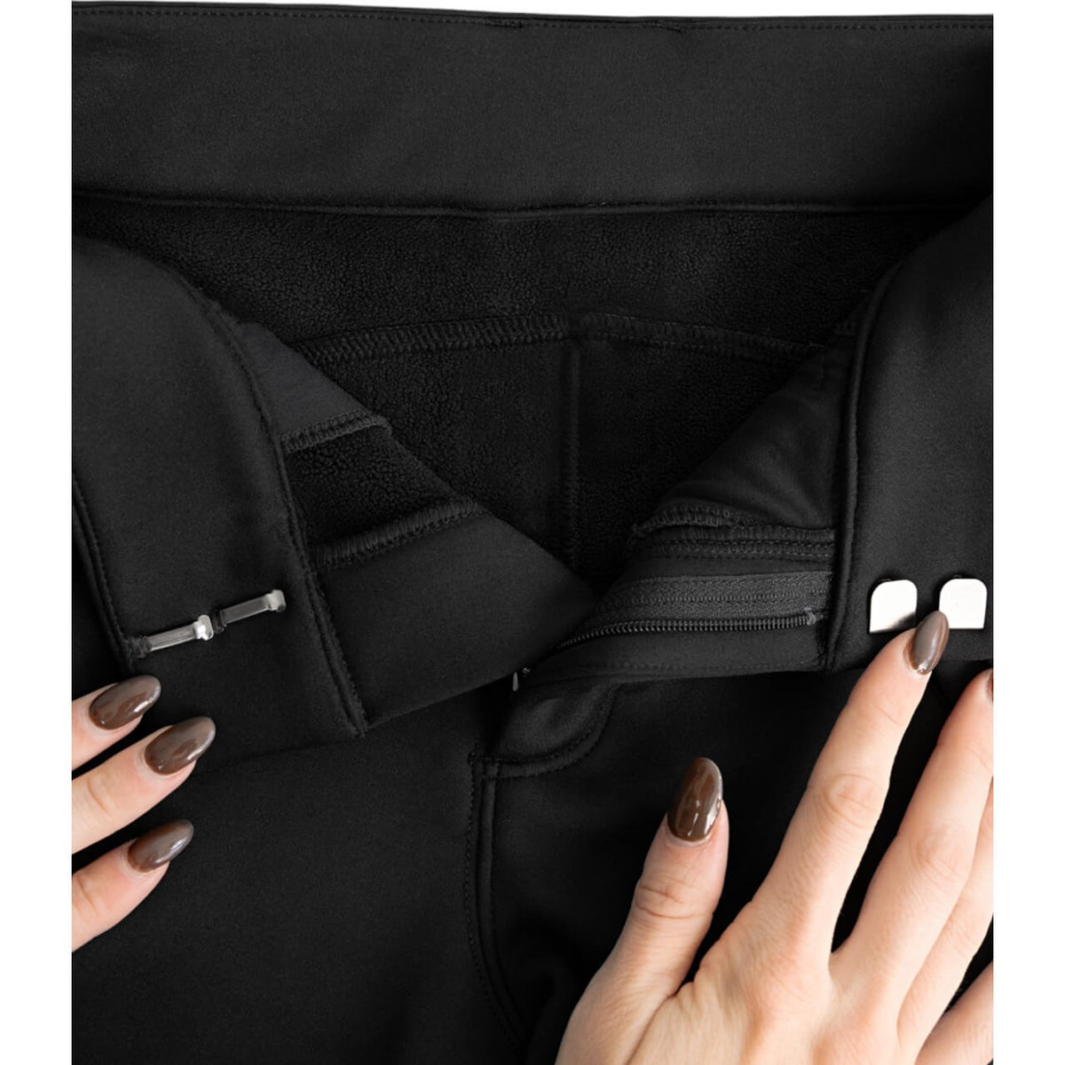 Maximilian Equestrian Reithose Damen Full-Grip Arctic Fleeced Breeches, Schwarz, Detailaufnahme mit Händen.
