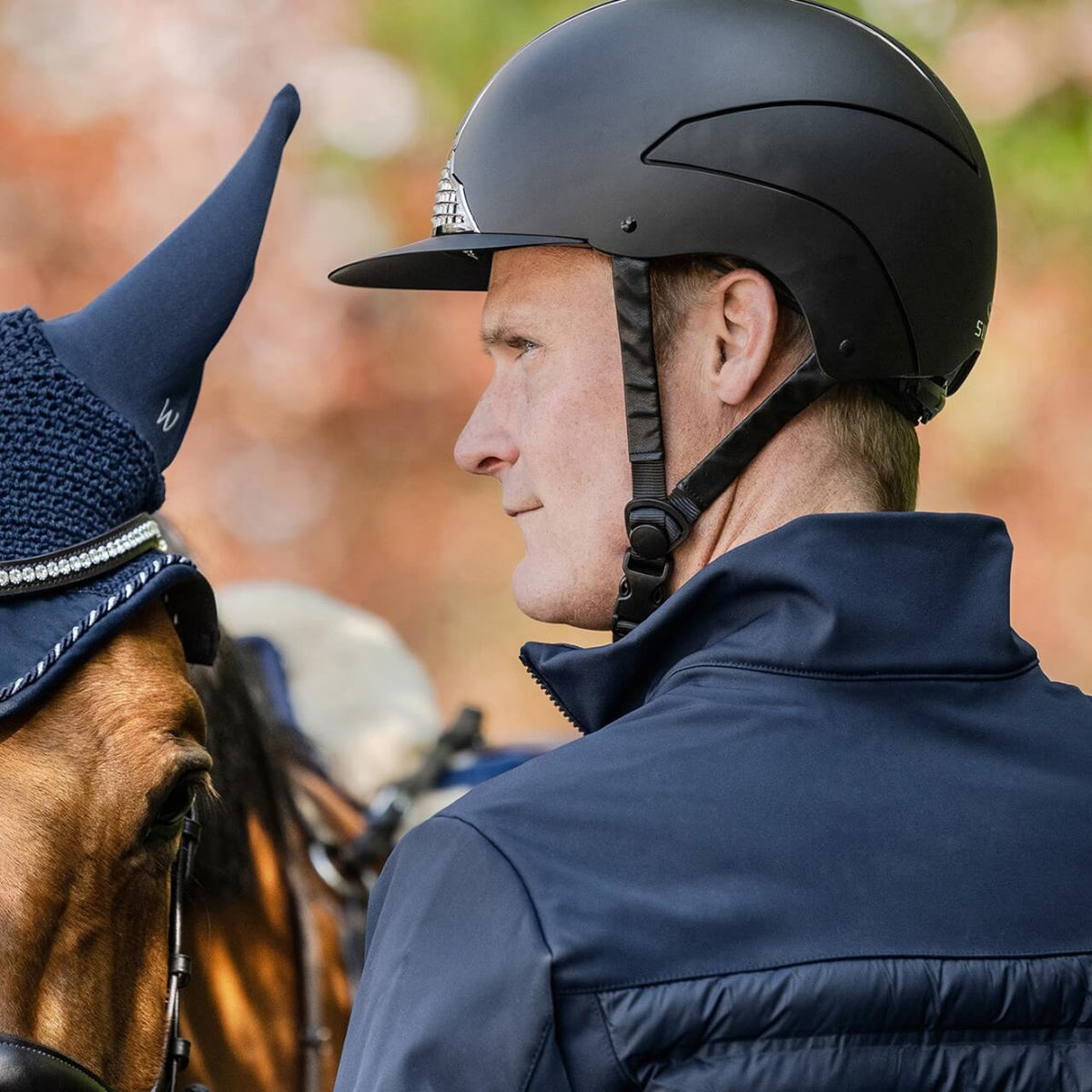 Reithelm Unisex H24 Chrome, Schwarz, Reiter trägt den Helm im Profil.