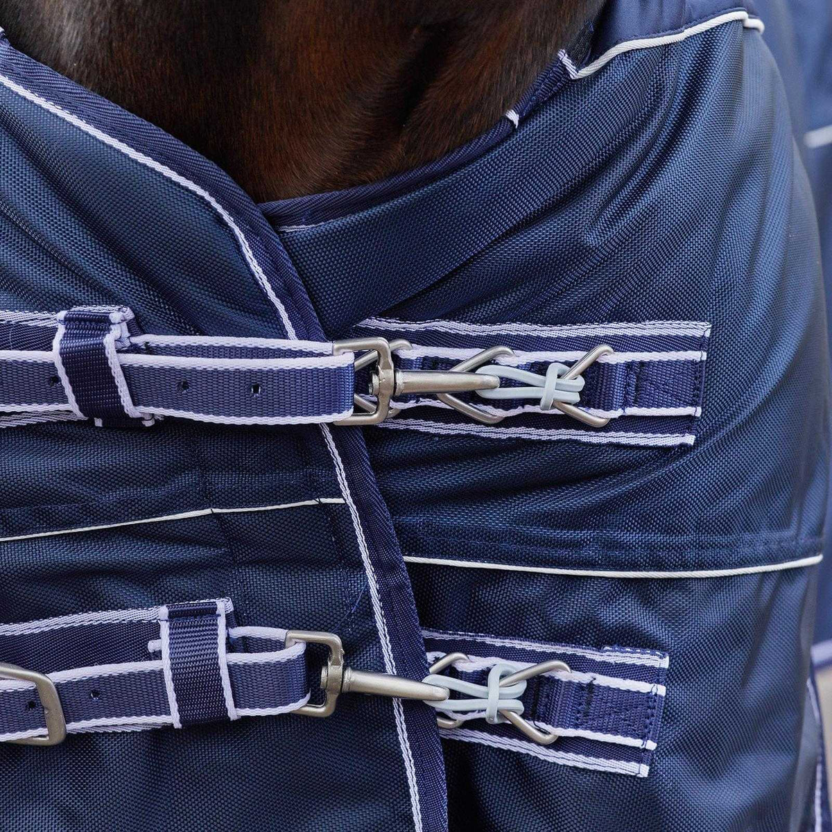 Waldhausen Safe-Gum 6er Set für Karabiner und T-Verschlüsse, Blau, Detailaufnahme an Pferdedecken.