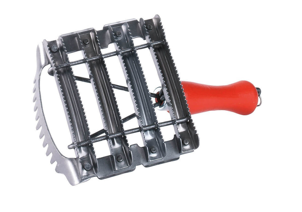 KERBL Metallstriegel mit Mähnenkamm, rot, Produkt allein auf weißem Hintergrund.