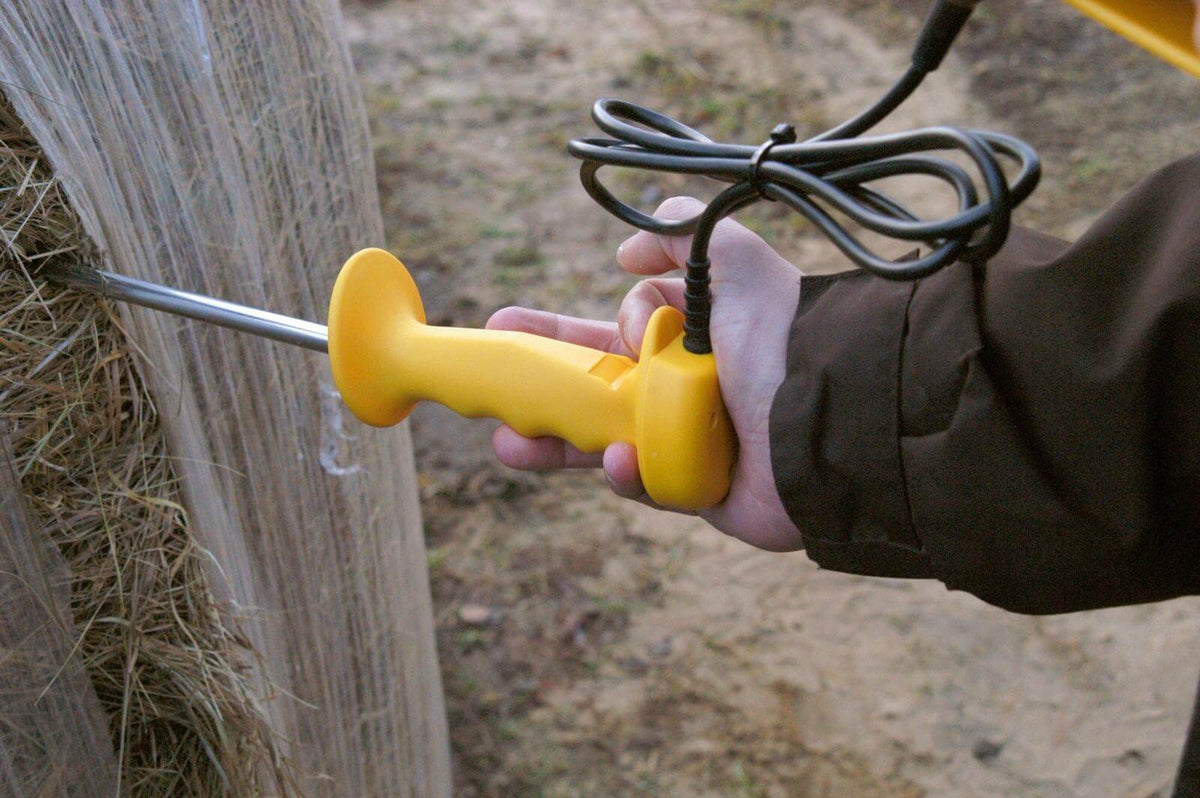 KERBL Feuchtemessgerät für Heu und Stroh, Gelb, Hand hält das Gerät im Heu.