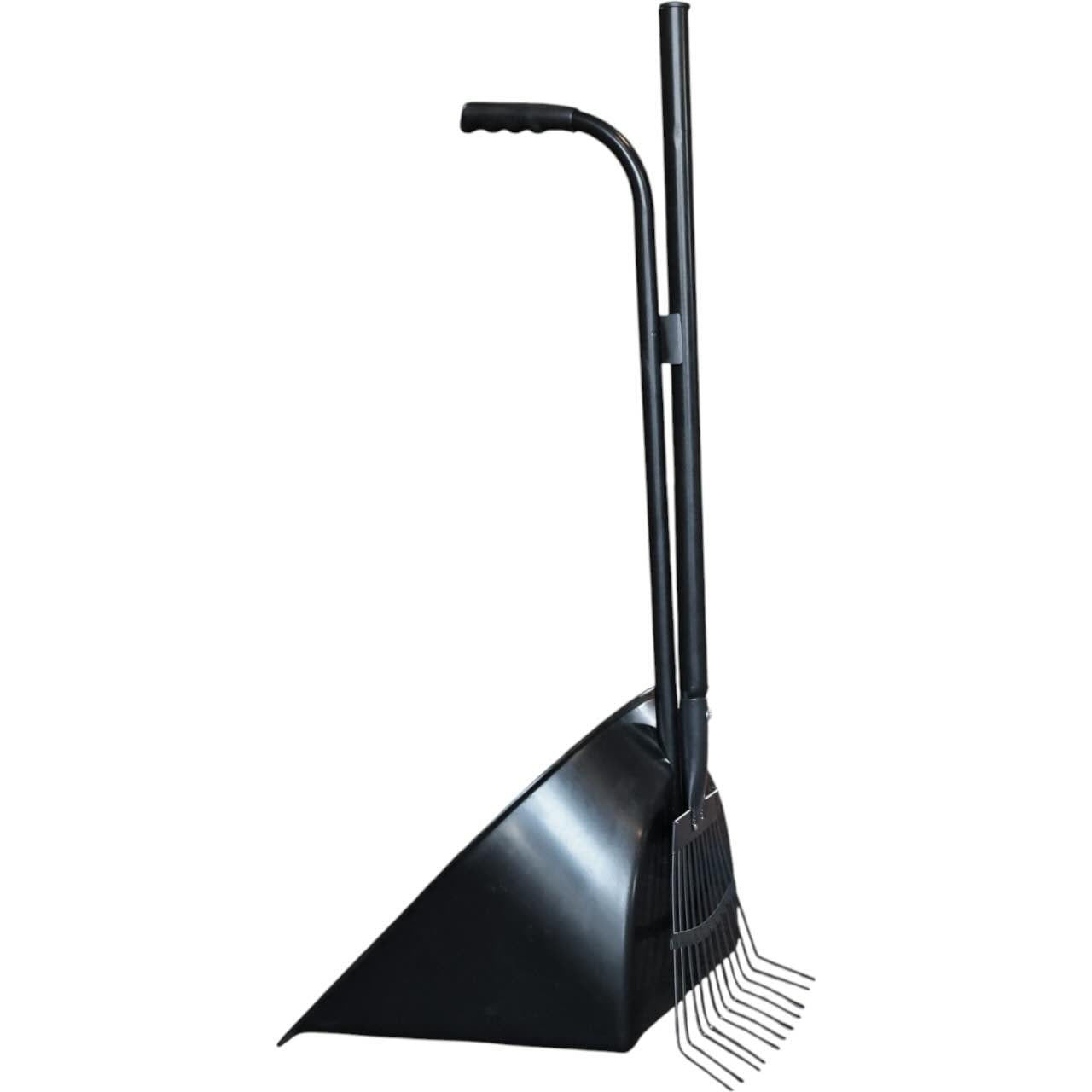 Bollensammler Mistboy mit Rechen