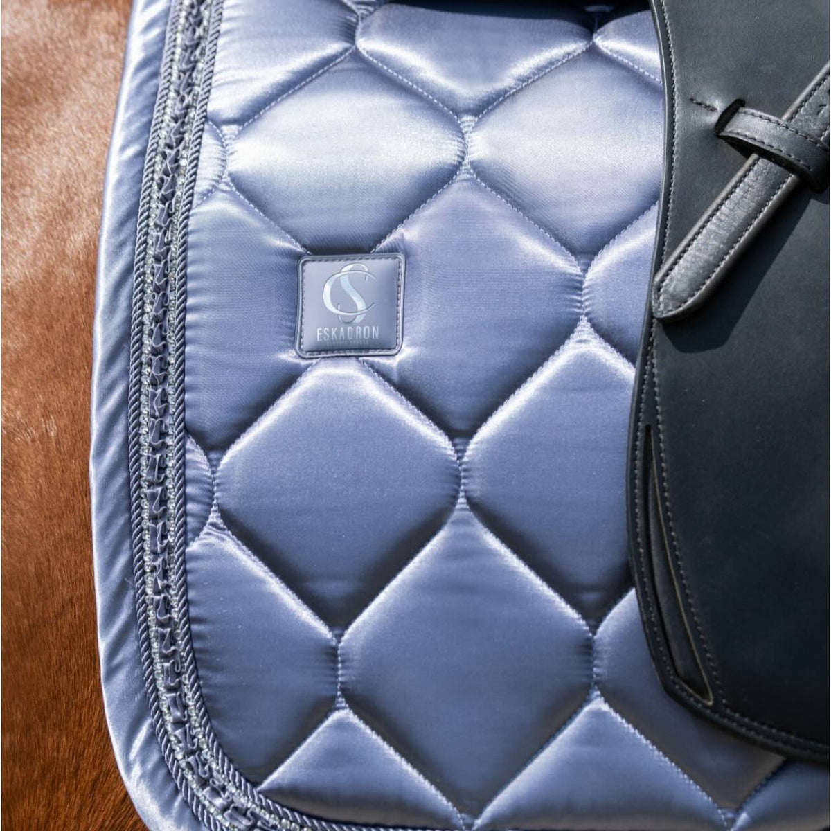 Dressurschabracke Satin Frills Classic Sports FS26 Sattelunterlage