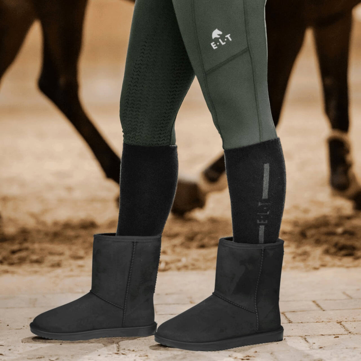 E.L.T. Bootie Rainless Velours, Schwarz, an einer Person in der Reithalle getragen.