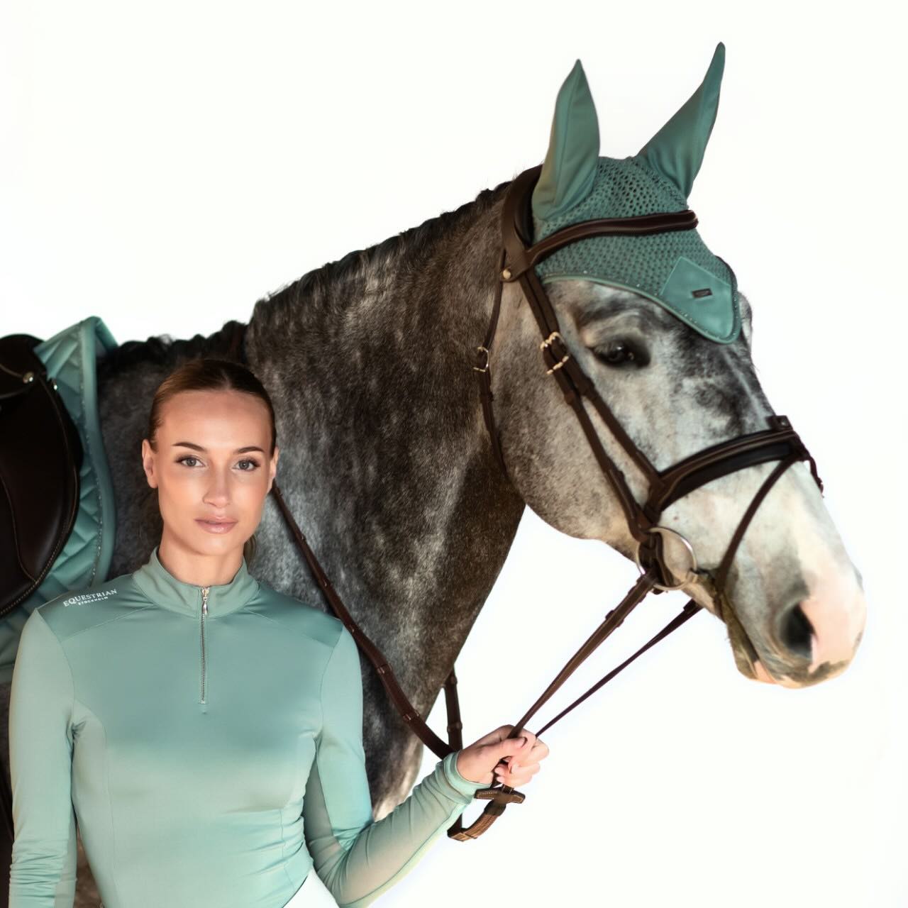 Equestrian Stockholm Fliegenhaube Mint Green Fliegenmütze, Mint Green, Reiterin mit Pferd im Profil.