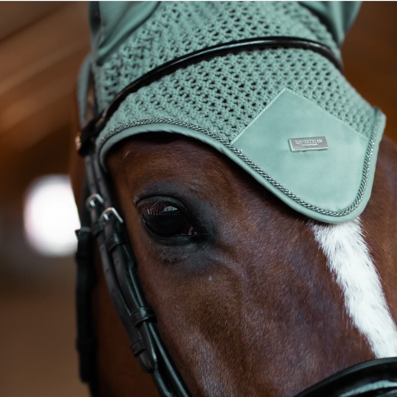 Equestrian Stockholm Fliegenhaube Mint Green Fliegenmütze, Mint Green, Detailaufnahme am Pferdekopf.