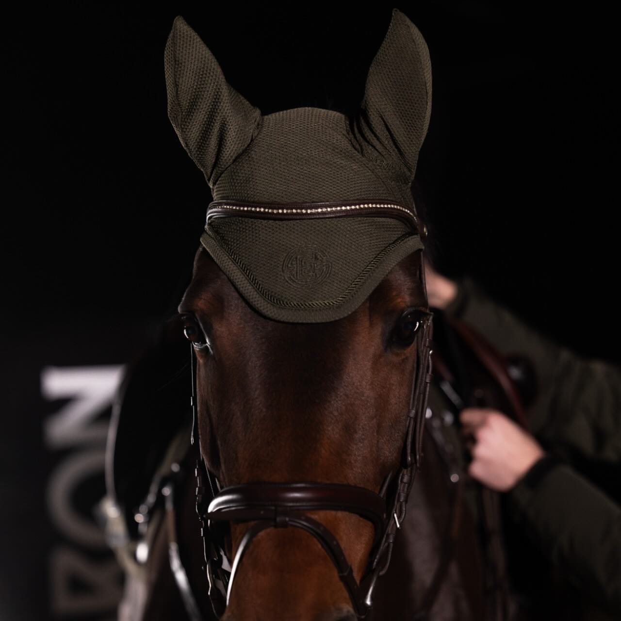 Eskadron Fliegenhaube Dynair Mesh Sport Dynamic 2025 Fliegenmütze, Dark Olive, am Pferd getragen.