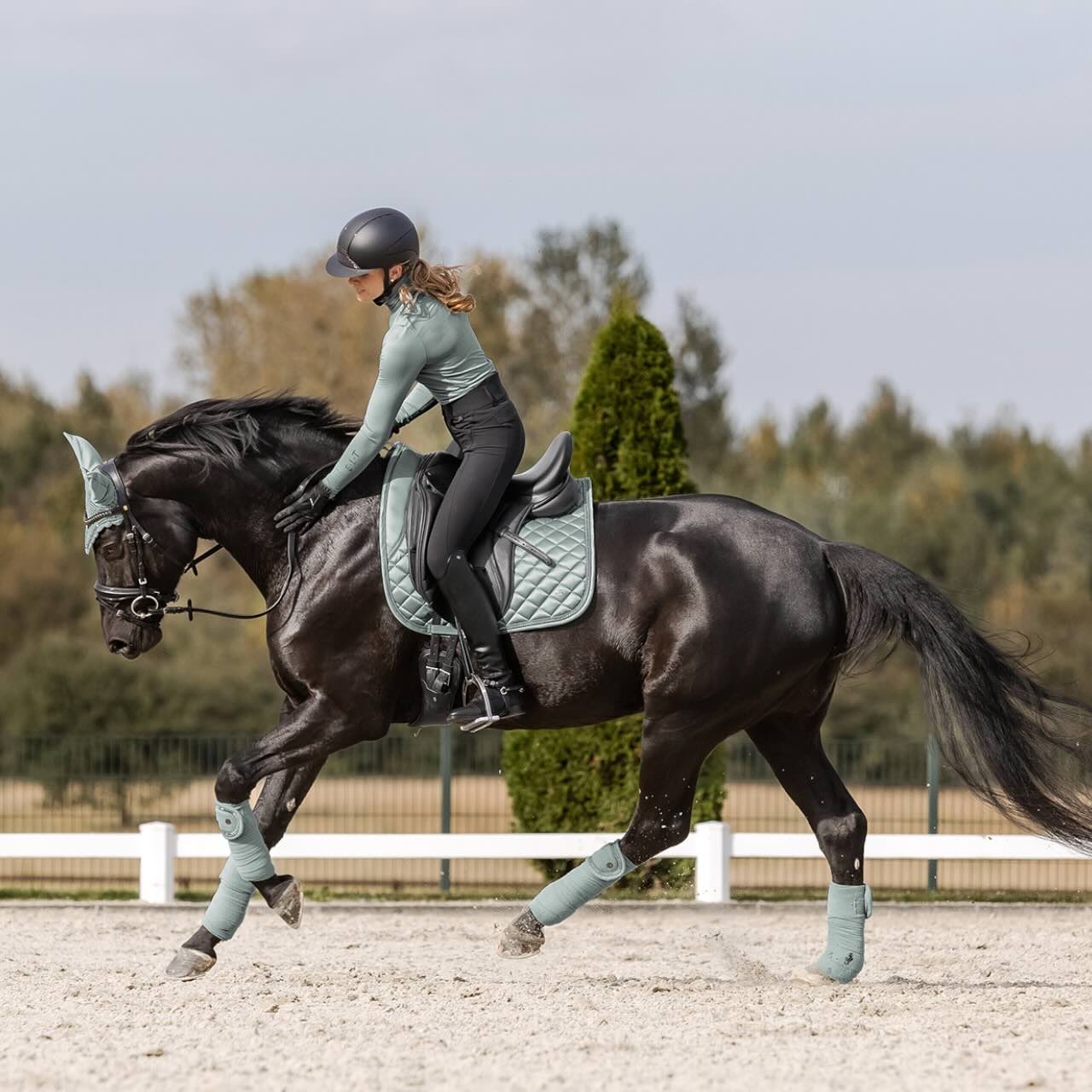 Waldhausen Fliegenohren Nepal Fliegenmütze, Hellblau, Reiterin auf Pferd im Galopp.
