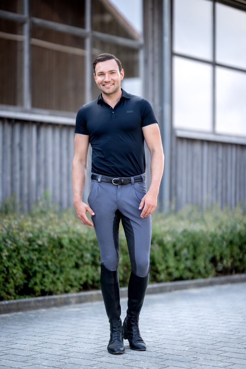 Cavallo Poloshirt Herren Cavalfunction Shirt, Schwarz, Mann trägt das Poloshirt im Reitoutfit.