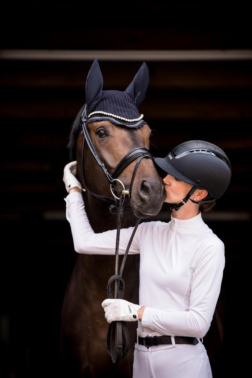 Cavallo Turniershirt Langarm Damen Cavaluv Halfzip Langarmshirt, Weiß, Reiterin hält und küsst ein Pferd.
