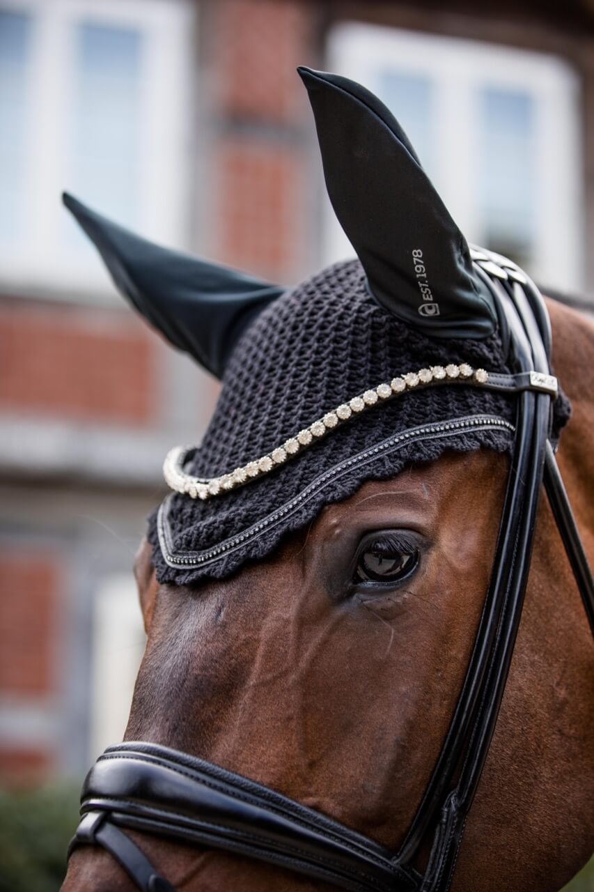 Fliegenmütze CAVALJETTY Fliegenhaube, Schwarz, am Pferdekopf mit Zaumzeug.