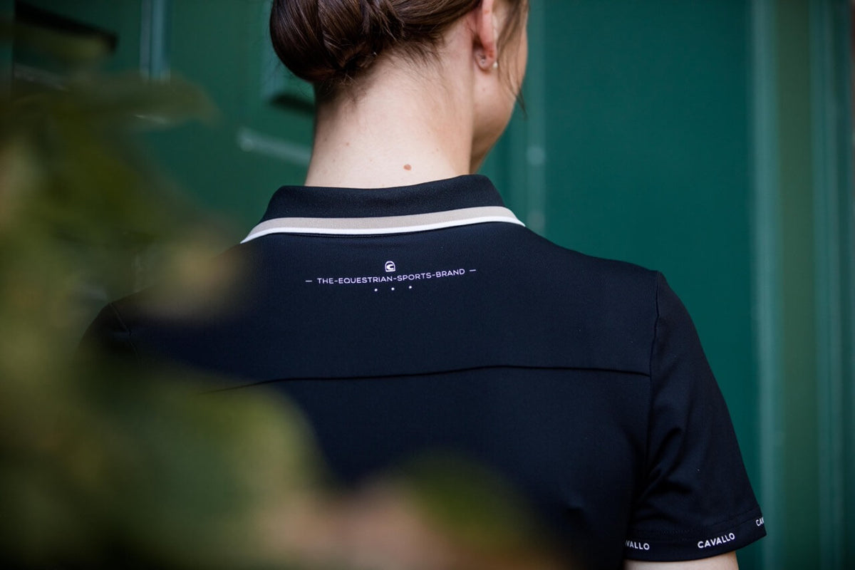 Cavallo Poloshirt CAVALPIQUE Shirt, Schwarz, Person von hinten trägt das Shirt.