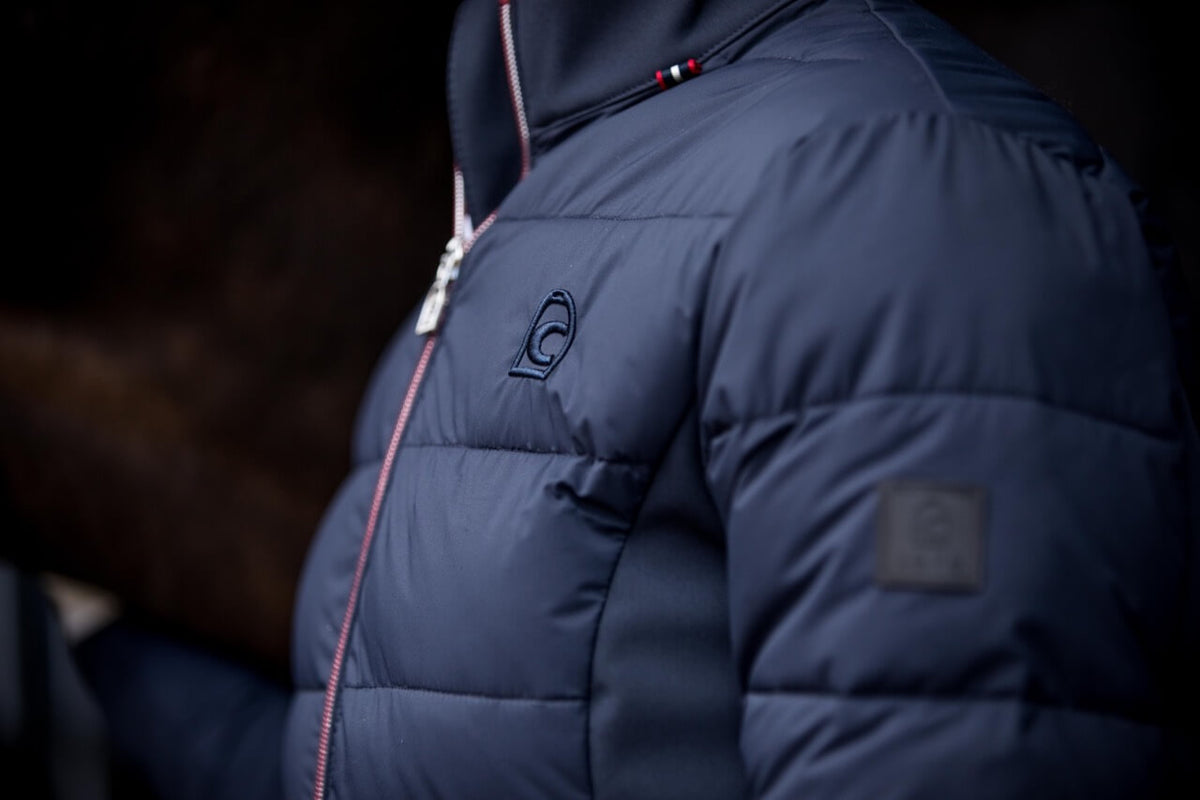 Cavallo Hybridjacke Damen Cavalhybrid Jacke, Dunkelblau, Detailaufnahme am Oberkörper.