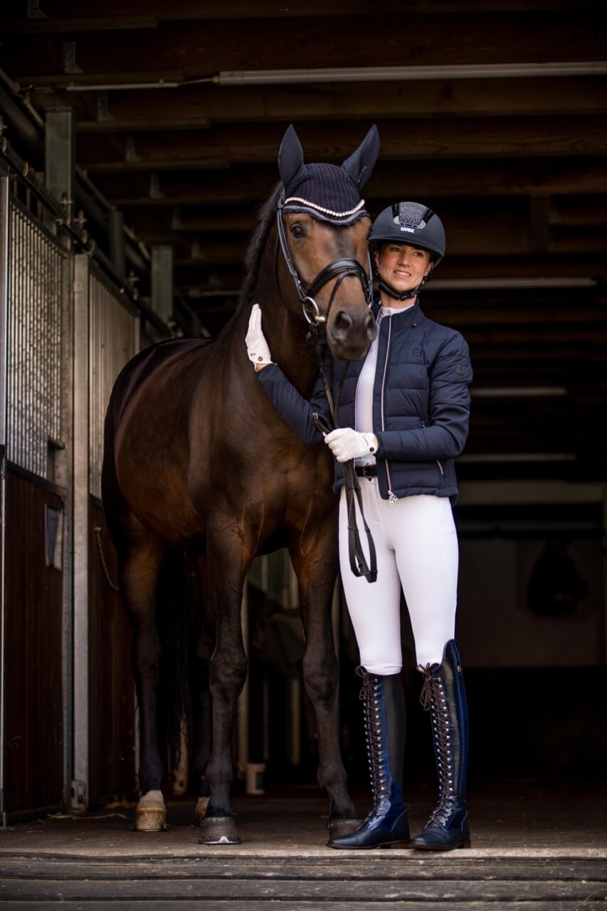 Cavallo Hybridjacke Damen Cavalhybrid Jacke, Dunkelblau, Reiterin neben Pferd in der Stallgasse.