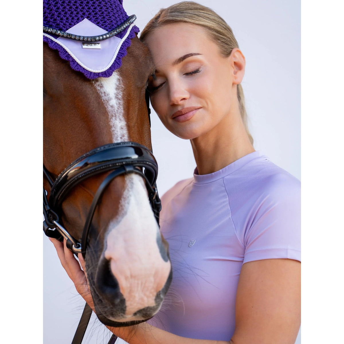 Fliegenmütze Lavendel Fliegenhaube, Lavender, an Pferd und Reiterin.