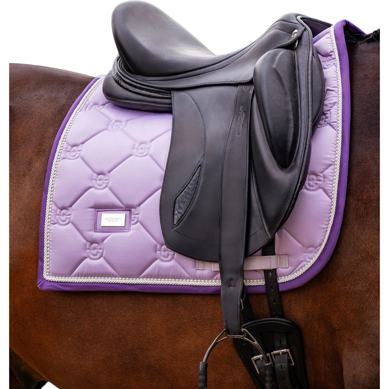 Equestrian Stockholm Dressurschabracke Lavender Pearl Schabracke, Lavender Pearl, am Pferd unter dem Sattel.