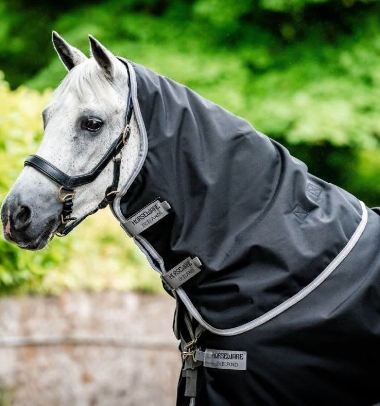 Horseware Ireland Outdoordecke 50g + 100g + 200g Liner Amigo® Bravo 12 Bundle Weidedecke, Schwarz, Pferd trägt Decke.