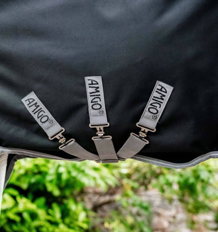 Outdoordecke 50g + 100g + 200g Liner Amigo® Bravo 12 Bundle Weidedecke, Amigo, Produktdetail mit Verschlüssen.