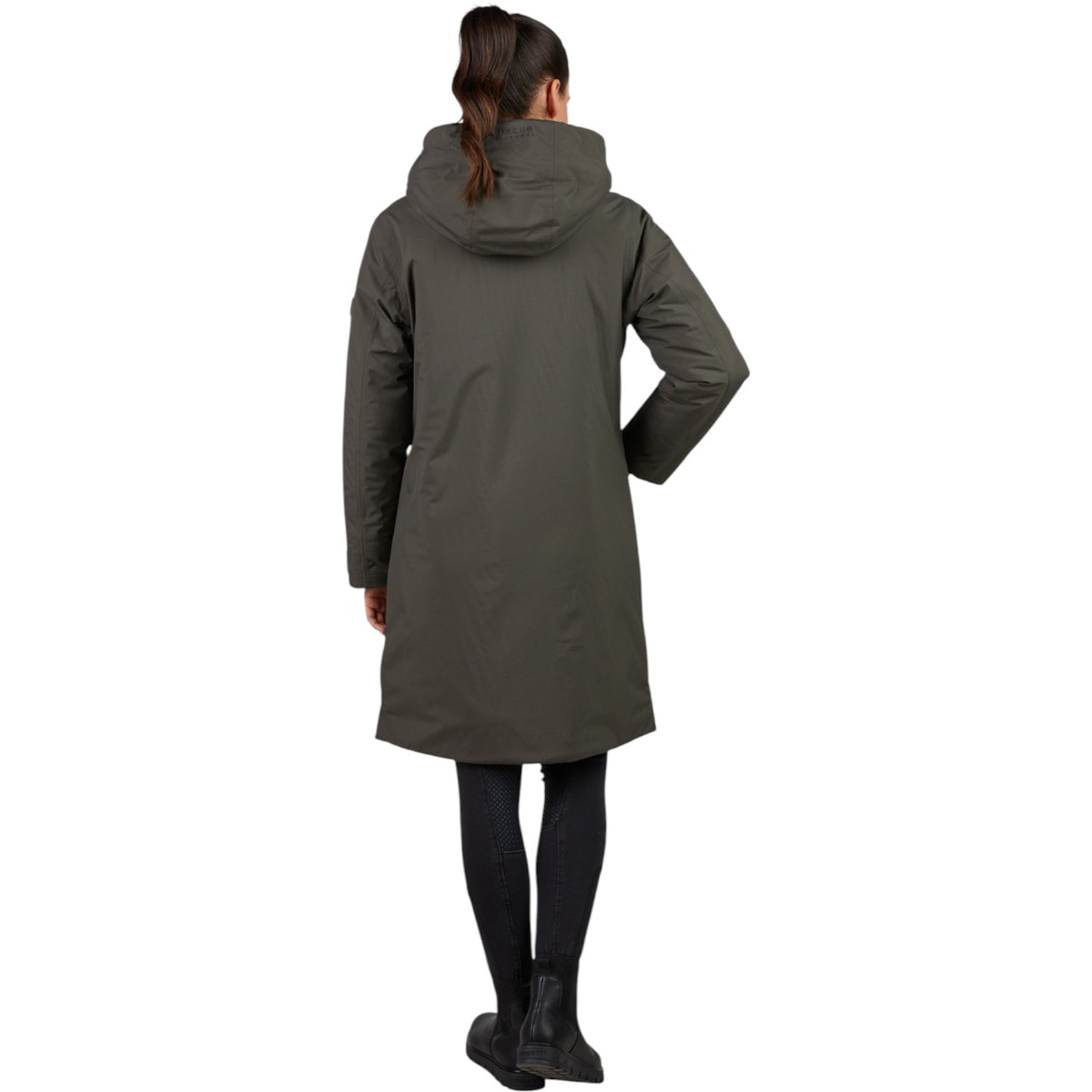 Pikeur Regenmantel Damen Sports HW 2025 Mantel, dunkelgrün, Person trägt den Mantel von hinten.