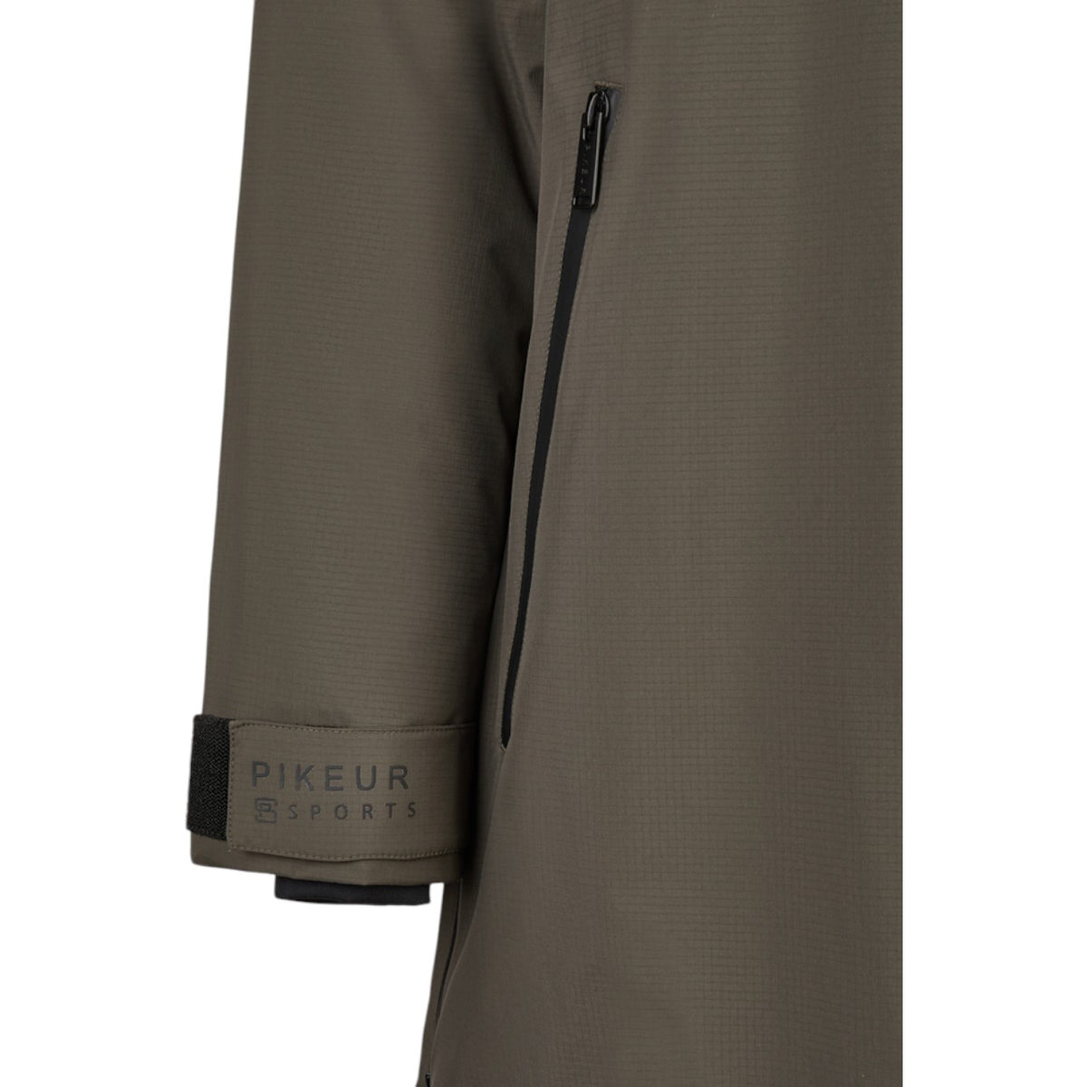 Pikeur Regenmantel Damen Sports HW 2025 Mantel, braun, Detailaufnahme des Ärmels mit Reißverschlusstasche.