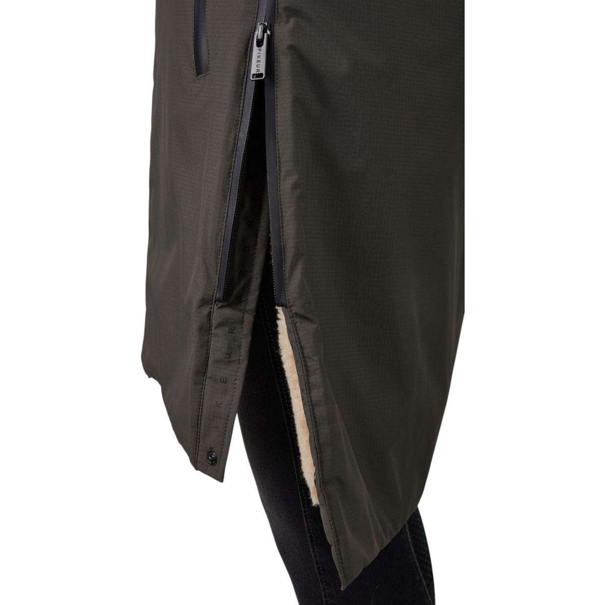 Pikeur Regenmantel Damen Sports HW 2025 Mantel, Dunkelbraun, Detailaufnahme des Mantels mit geöffnetem Reißverschluss.