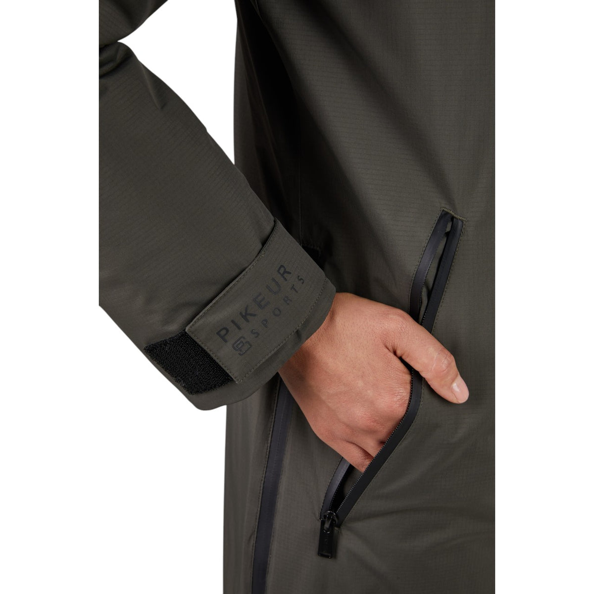 Pikeur Regenmantel Damen Sports HW 2025 Mantel, Olive, Detailaufnahme am Ärmel und Seitentasche.