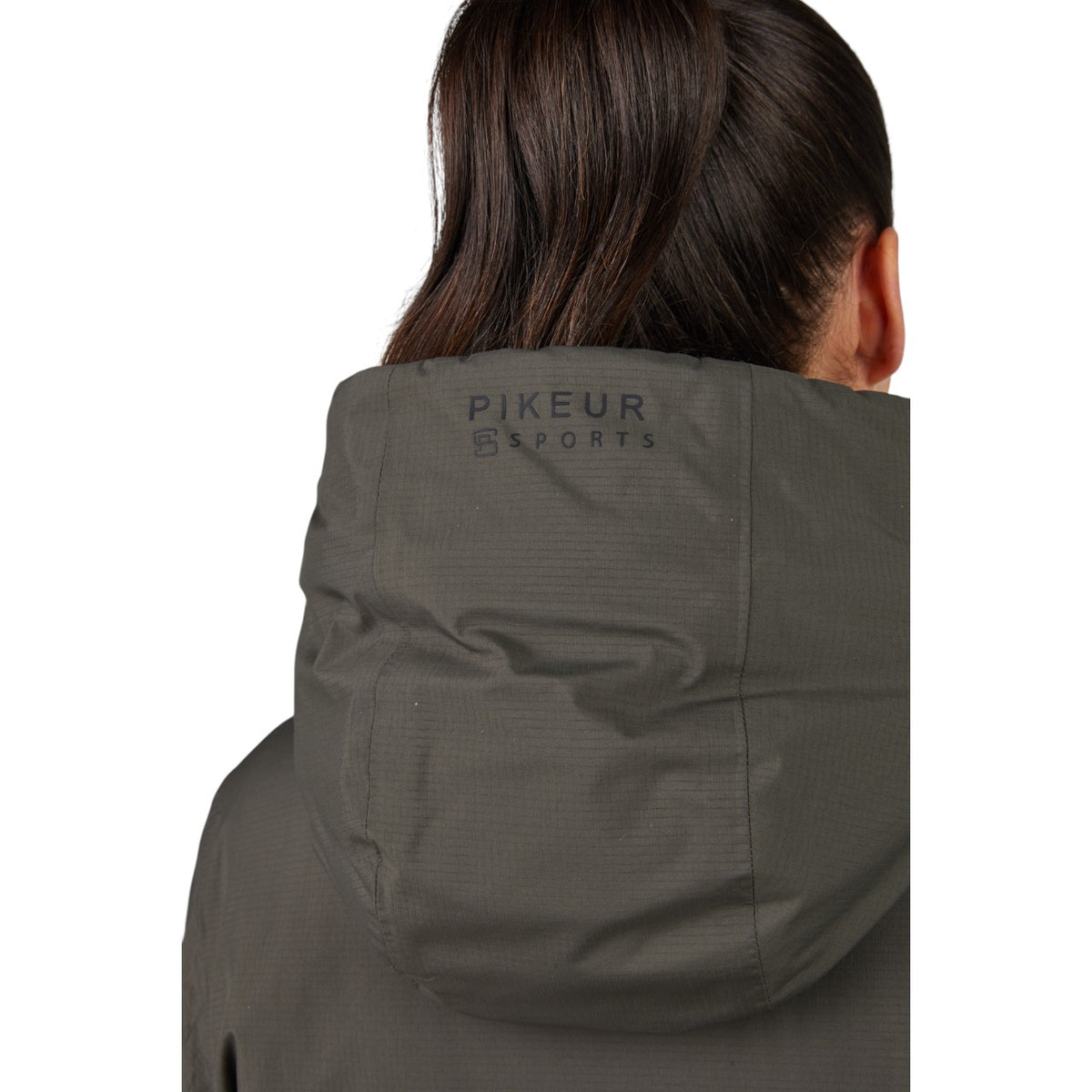 Pikeur Regenmantel Damen Sports HW 2025 Mantel, dunkelgrün, Detailaufnahme am Rücken getragen.
