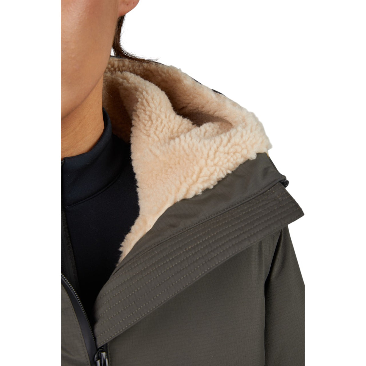 Pikeur Regenmantel Damen Sports HW 2025 Mantel, Detailaufnahme getragen von Person.