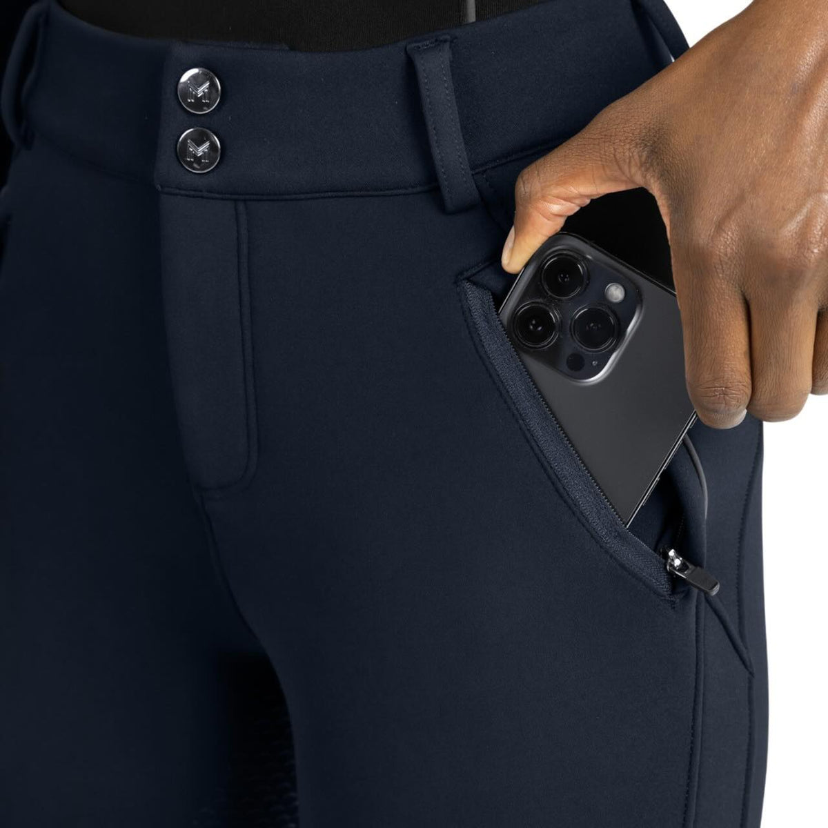 Maximilian Equestrian Reithose Damen Full-Grip Arctic Fleeced Breeches, Navy, Detailaufnahme mit Hand und Smartphone in der Tasche.