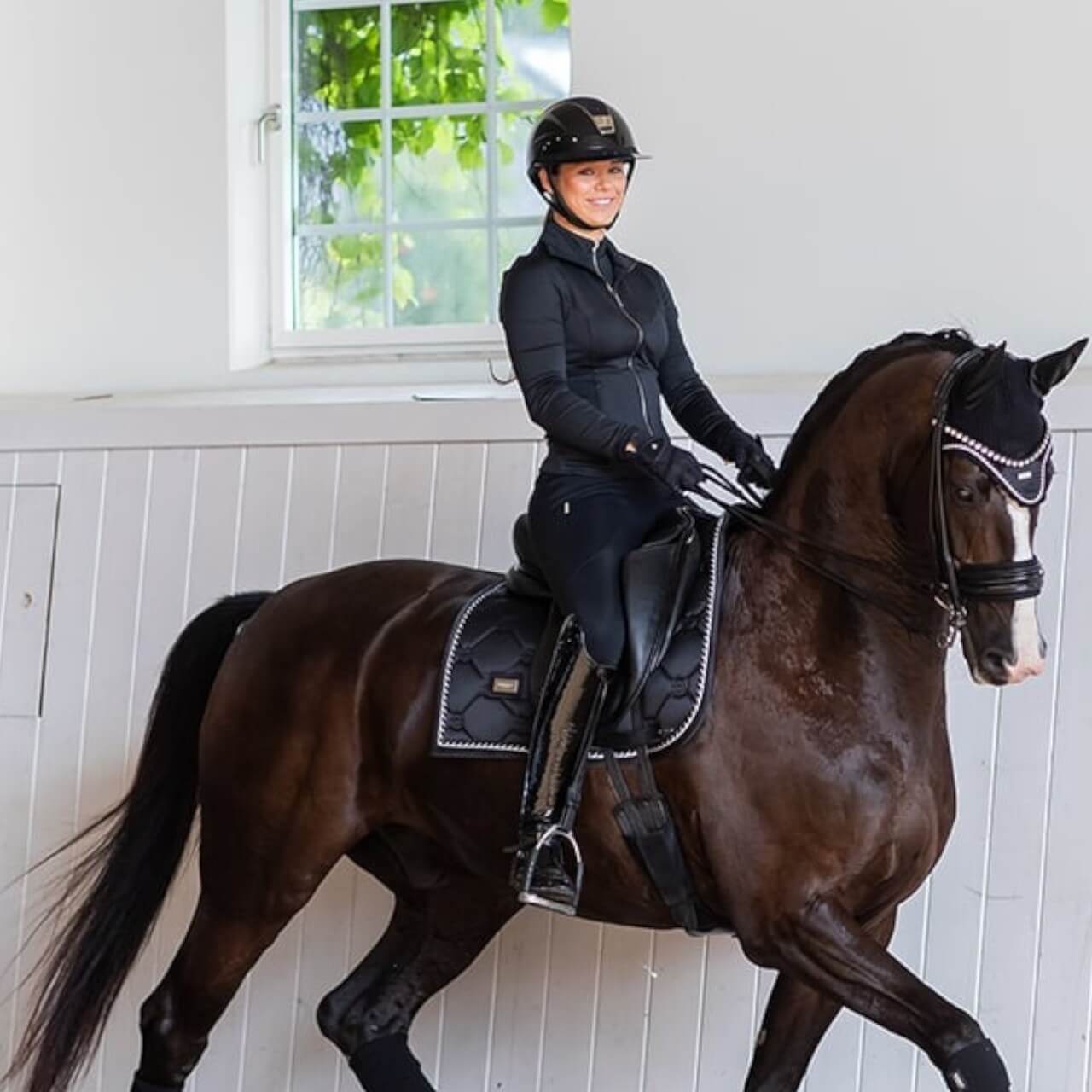 Equestrian Stockholm Reithose Damen Full-Grip Compression Supreme Dressur Hose, Schwarz, Reiterin auf Pferd.