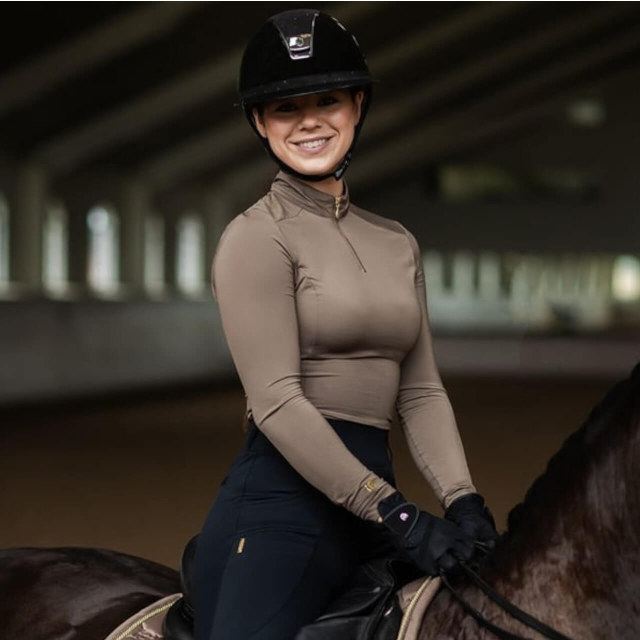 Equestrian Stockholm Reithose Damen Full-Grip Compression Supreme Dressur Hose, Taupe, Reiterin auf Pferd in der Reithalle.