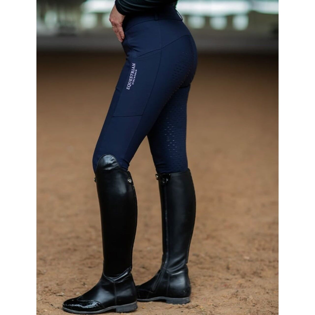 Equestrian Stockholm Reithose Jump Elite, Navy, Reiterin trägt die Reithose im Reitstall.
