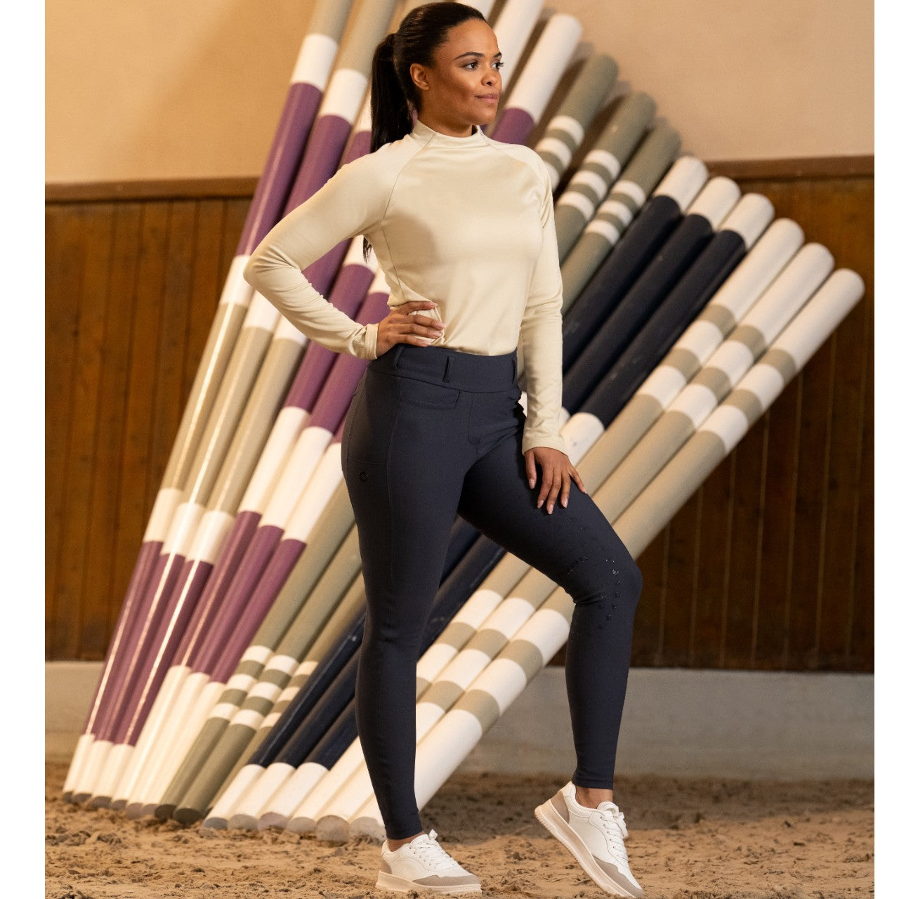 Pikeur Reitleggings Damen Full-Grip Linnett Athleisure HW 2025 Leggings, Dunkelblau, Frau trägt das Produkt in der Reithalle.