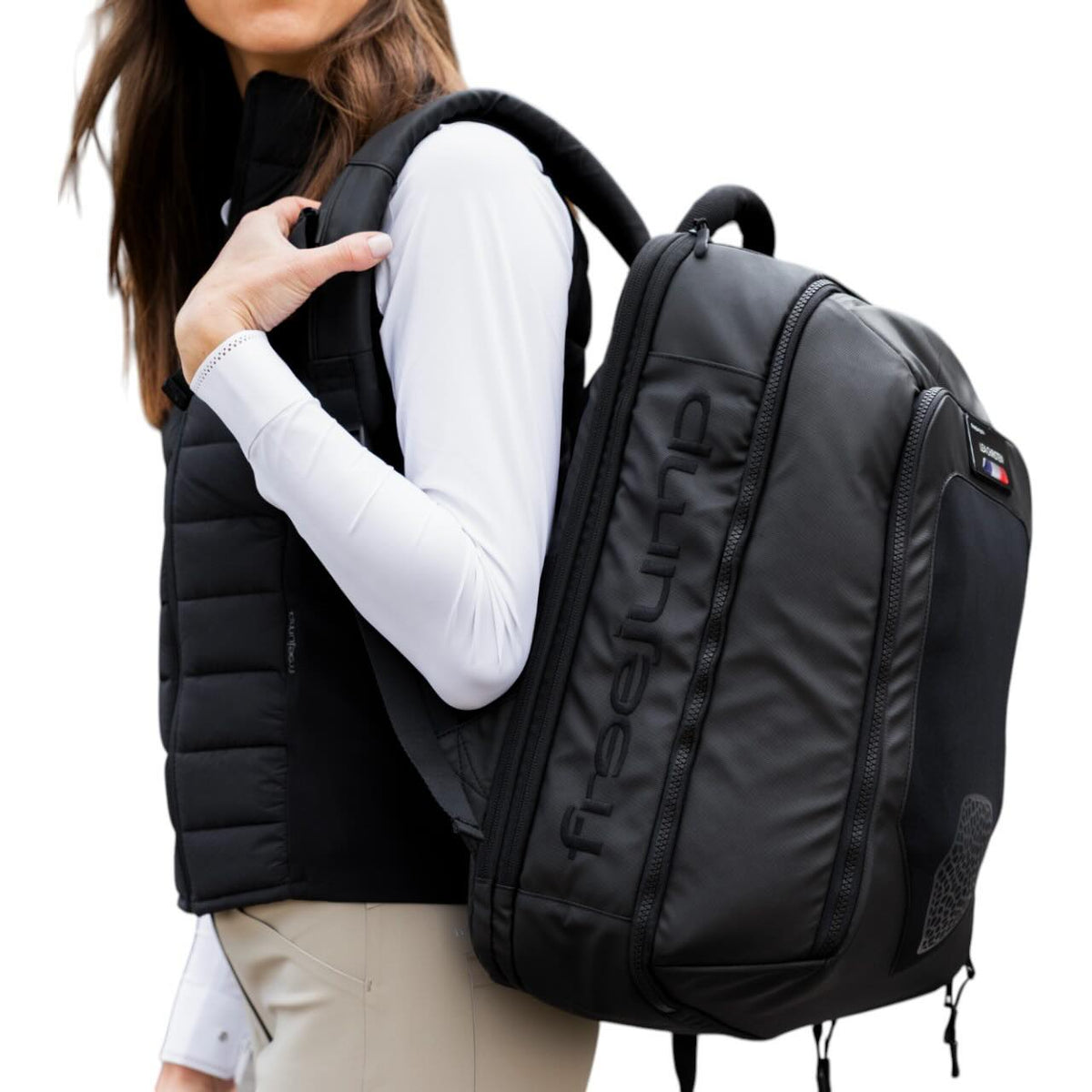 Freejump Rucksack Backpack, Black, an einer Person getragen.