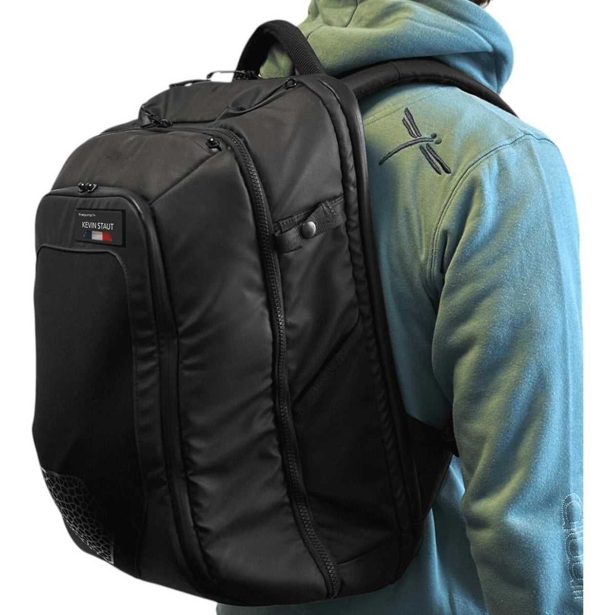 Freejump Rucksack Backpack, Schwarz, an Person getragen.